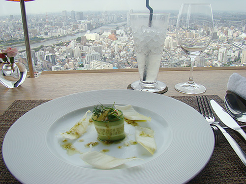 東京を見下ろしながらのランチ野菜の魅力を再発見出来ます。 東京を見下ろしながらのランチ野菜の魅力を再発見出来ます。